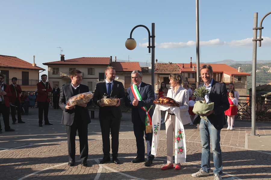 В Италии установили памятник Луиджи и Мокрине - такой же, как в киевском Мариинском парке